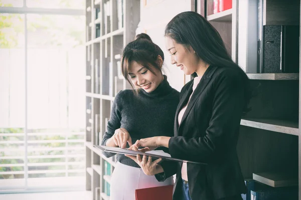 Zwei Asiatische Unternehmerinnen Stehen Nebeneinander Einem Büro Geschäftsfrau Spricht Über — Stockfoto