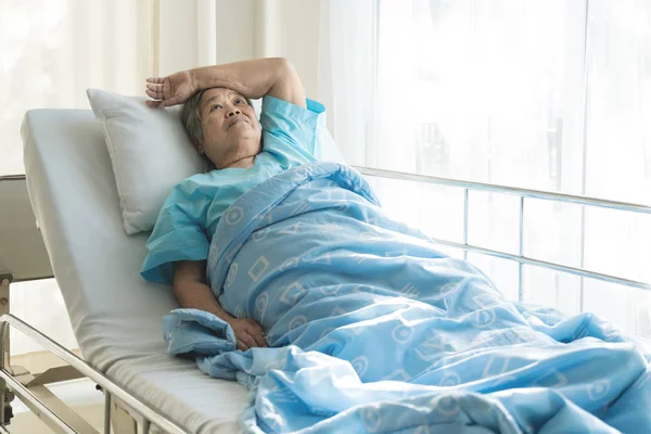 Asiatique Dépressif Femmes Âgées Patients Couchés Sur Lit Regardant Par — Photo