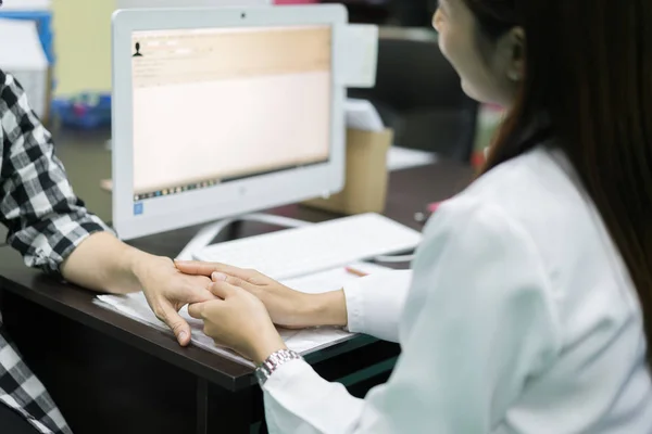 Freundliche Ärztin Hält Geduldige Hand Schreibtisch Für Ermutigung Empathie Jubel — Stockfoto