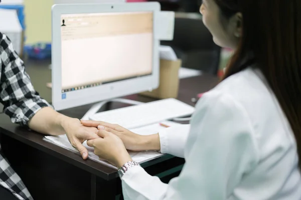 Amigável Médico Mãos Segurando Paciente Mão Sentado Mesa Para Encorajamento — Fotografia de Stock