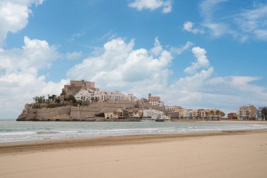 Papa Luna'nın Kalesi. Valencia, İspanya. Peniscola. Castell. Sahilde Şövalyeleri'nin ortaçağ kalesi. Deniz ve defne güzel görünümü.