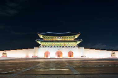 Geyongbokgung Palace Seul Gwanghwamun kapısında gece, Güney Kore. Kapıya Kore sözcüğü çevirmek Gwanghwamun kapısı.