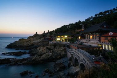 Haedong Yonggungsa tapınak gündoğumu Busan, Güney Kore sırasında. Busan içinde deniz kenarında güzel Tapınağı.