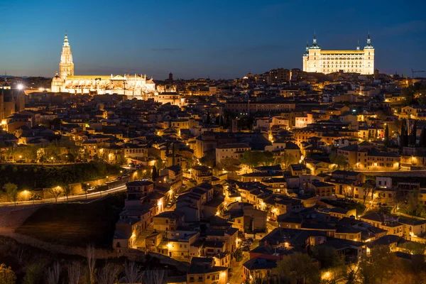 Toledo, İspanya'nın şehrin Ortaçağ merkezinin görünümü. Tejo Nehri, Katedral ve Alczar Toledo, İspanya'nın özellikleri.