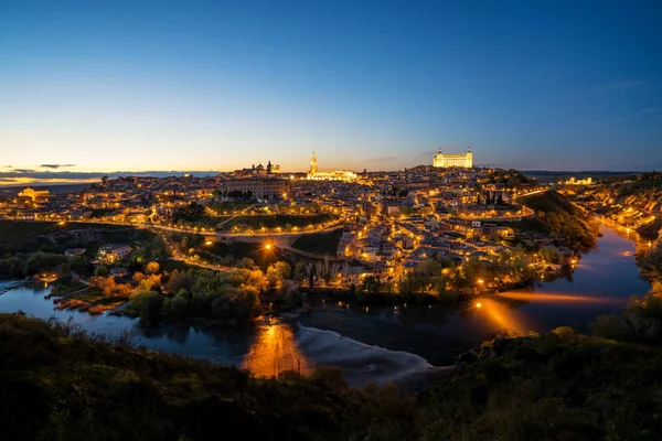 Toledo, İspanya'nın şehrin Ortaçağ merkezinin panoramik görünümü. Tejo Nehri, Katedral ve Alcazar Toledo, İspanya'nın özellikleri