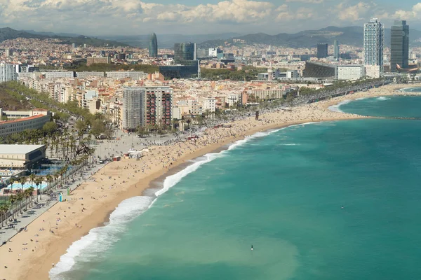 Barcelona, Barceloneta Plaja ve yaz günü Akdeniz'de, Barselona, İspanya, havadan görünümü.