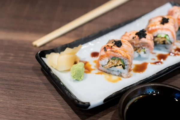 Philadelphia Roll Sushi Mit Lachs Gurke Avocado Frischkäse Tobiko Kaviar — Stockfoto