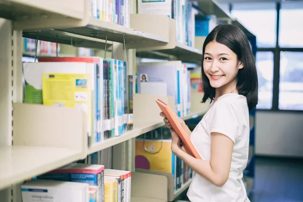 Estudante Asiático Lendo Biblioteca Universidade Estudante Feliz Quando Ela Livro — Fotografia de Stock