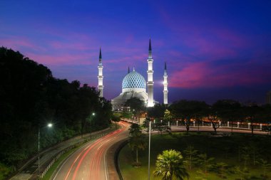 Shah Alam, Selangor, Malezya adlı yer gündoğumu sırasında Salahuddin Abdul Aziz Shah Camii (olarak da bilinen Sultanahmet Camii, Malezya).