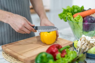 Pişirme işlemi. Sarı biber. Kişi kıyma kırmızı biber. Dolma biber tarifi