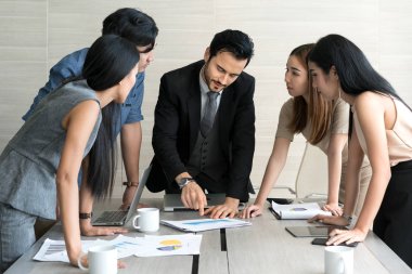 Akıllı Yöneticisi proje ekibine modern ofis iç toplantı açıklayan. Çok etnik iş kişi grubunu takım elbiseli. Proje ve iş kavramı.