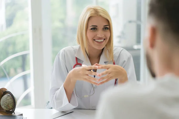 Medico Che Consulta Paziente Sesso Maschile Che Lavora All Esame — Foto Stock