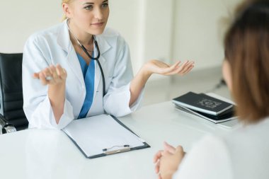Doktor veya danışmanlık psikiyatrist ve tanılama muayene stresli kadın hasta tıbbi klinik veya hastane sağlık hizmet merkezi.