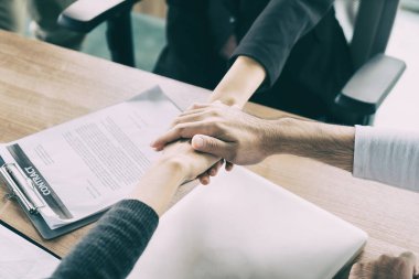 El ele tutusun office projesinde tebrik başlatmak için üç iş ortakları takım. İş toplantı concep