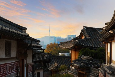 N Seul Kulesi ile Bukchon Hanok Köyü'nde geleneksel Kore tarzı mimaride arka plan Seoul, Güney Kore.