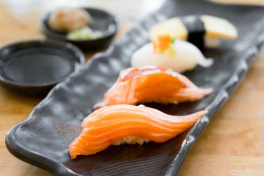 Japon mutfakları nigiri suşi wasabi, Japon gıda Restoran soya sosu ile servis siyah plaka üzerinde ayarla yakın çekim.