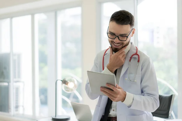 Arzt Krankenhaus Arbeitet Mit Moderner Technologie Für Gesunde Freundlicher Mann — Stockfoto