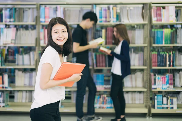 Gruppo Studenti Asiatici Che Studiano Insieme Biblioteca All Università Studenti — Foto Stock