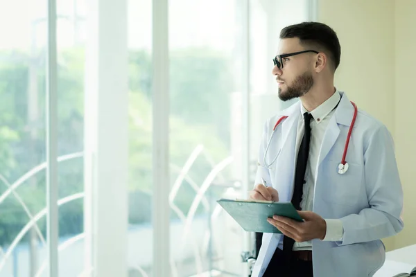 Glücklich Lächelnder Reifer Arzt Der Auf Klemmbrett Einem Modernen Krankenhaus — Stockfoto