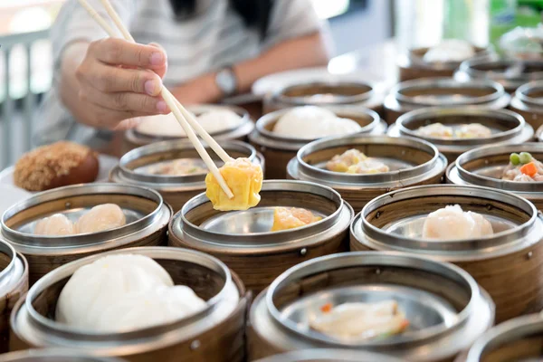 Chinese Streamed Dumpling Bamboo Basket Table Chinese Restaurant — Stock Photo, Image