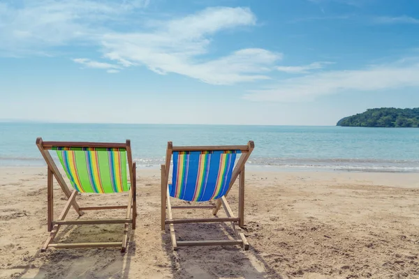 つの青い空と夏の海の背景の白い砂の上椅子をビーチします 旅行や休日の概念 — ストック写真