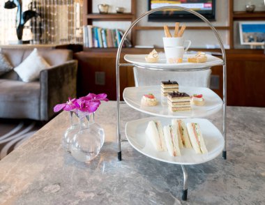 Jambonlu sandviç çikolatalı kek ve diğer snack otelin lounge beyaz plaka ile ikindi çayı.