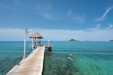 Turistler şnorkel kristal turkuaz su tropikal resort Phuket, Tayland yakınlarındaki genç birkaç. Yaz, tatil, seyahat ve tatil kavramı.