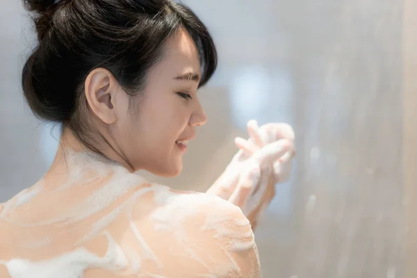 若いアジア女性シャワー ヘッド付きのバスルームでシャワーを浴びてします 幸せそうに見えて リラックス — ストック写真