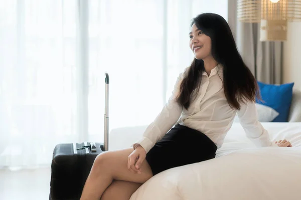 Mujer Negocios Asiática Sonriente Sentada Cama Habitación Hotel Concepto Viaje — Foto de Stock