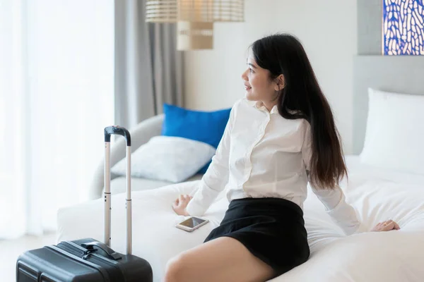 Mujer Negocios Asiática Sonriente Sentada Cama Habitación Hotel Concepto Viaje — Foto de Stock