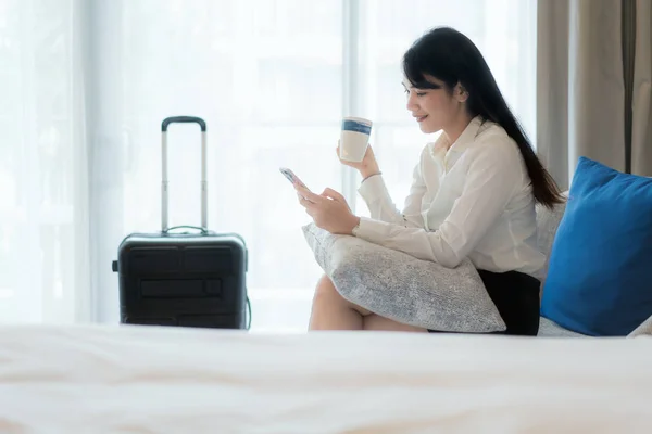 Bella Asiatica Giovane Donna Affari Sorridente Abito Bere Caffè Utilizzando — Foto Stock