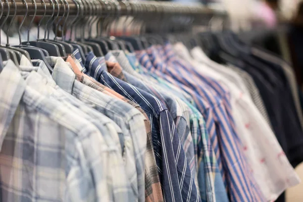 Bir satır askıları t-shirt perakende mağazasında asılı renkli satır t-shirtler.