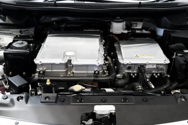 汽车发动机 现代强大的发动机马达单位清洁和闪亮 关闭新车引擎的详细信息 — 图库照片