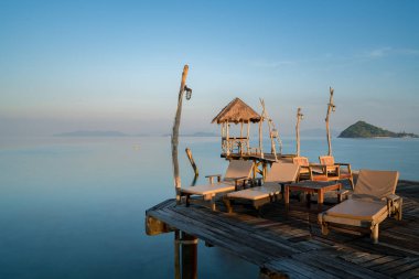 Mükemmel yaz tropik cennet plaj şezlong Resort Phuket, Tayland için ile. Yaz tatil tatil ve seyahat kavramı.