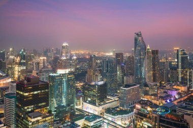 Modern binada Bangkok iş bölgesinde, Bangkok şehir manzarası ile gece, Tayland.