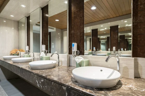 浴室配有洗脸盆水龙头和黑毛巾在酒店内部 现代设计的浴室 — 图库照片