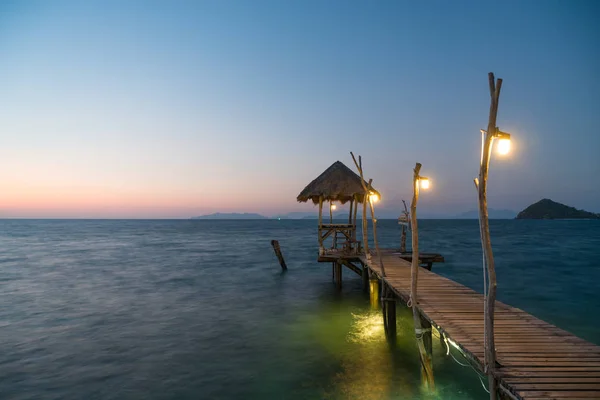 Muelle Madera Entre Atardecer Phuket Tailandia Concepto Verano Viajes Vacaciones —  Fotos de Stock