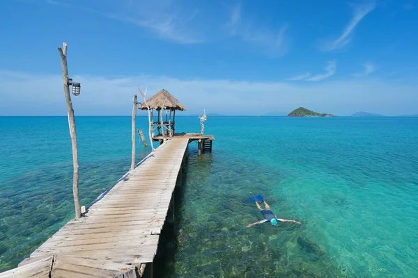 Toeristen Snorkel Kristalhelder Turquoise Water Buurt Van Tropische Resort Phuket — Stockfoto