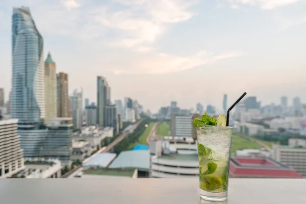 Mojito Cocktail Tafel Bar Het Dak Met Uitzicht Stad Bangkok — Stockfoto