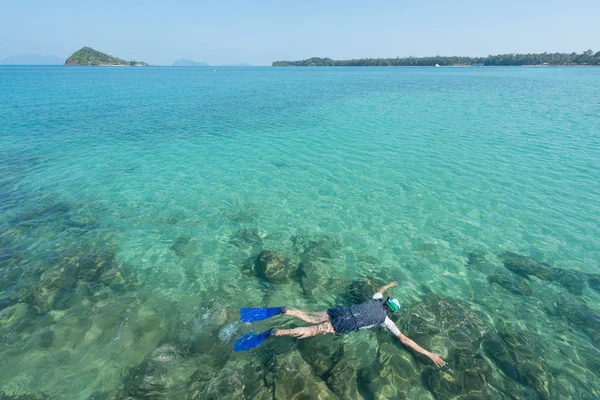 Tourists Snorkel Crystal Turquoise Water Tropical Resort Phuket Thailand Summer — Stock Photo, Image