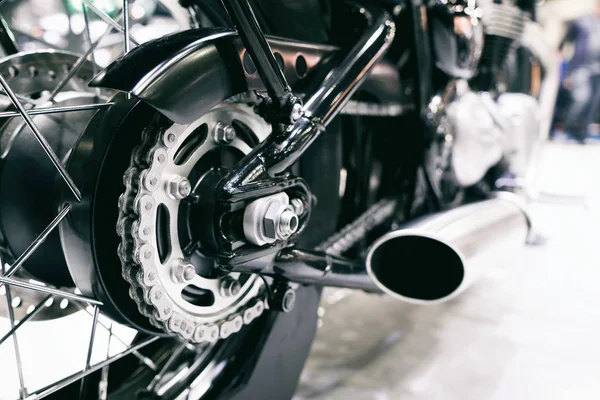 Detalhe Uma Motocicleta Cadeia Traseira Com Tubos Escape Visão Traseira — Fotografia de Stock