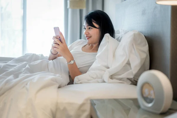 Buongiorno Con Gadget Asiatico Bella Giovane Donna Sdraiata Sul Letto — Foto Stock