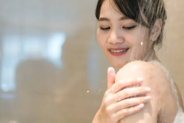 Mladá Asijská Žena Při Sprchování Koupelně Sprchou Hlavu Tvářili Šťastně — Stock fotografie