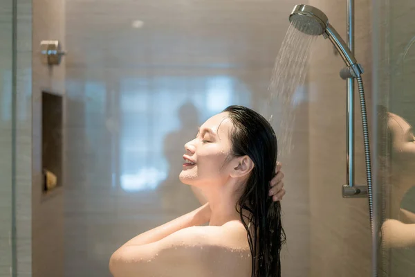 Genç Asyalı Kadın Duş Başlığı Ile Banyoda Duş Alıyor Mutlu — Stok fotoğraf