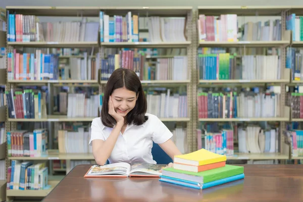 Asiatico Studente Lettura Libro Biblioteca Università — Foto Stock