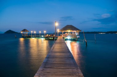 Ahşap iskele ve kulübe Phuket, Tayland. Yaz, seyahat, tatil ve tatil kavramı.