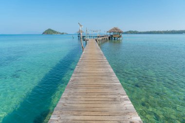 Ahşap iskele Resort Phuket, Tayland için tropikal kulübe ile. Yaz, seyahat, tatil ve tatil kavramı.