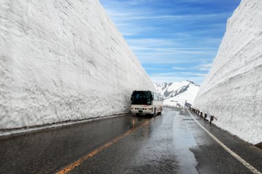 Kurobe alp Japonya'da Tateyama Kurobe alp yolu, Tateyama, Japonya Japon Alp üzerinde turistler için otobüs ile kar duvara
