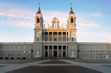 Madrid. Madrid manzarası ile Santa Maria la Real de La Almudena Katedrali ve Kraliyet Sarayı gündoğumu sırasında görüntü