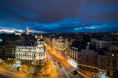 Araba ve Gran via street, geceleri de Madrid ana alışveriş caddesi üzerinde trafik ışıkları. İspanya, Europe. Lanmark Madrid, İspanya